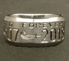 Beveled edge 2 line duck band with double mallard feather dash and a wood duck bust on the back side