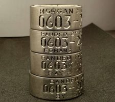 Beveled edge single line date only men’s titanium wedding ring