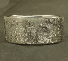 Ring depicting a duck and a tractor in a field