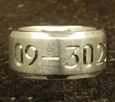 Beveled edge single line date only men’s titanium wedding ring