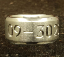 Beveled edge single line date only men’s titanium wedding ring
