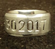 Beveled edge single line date only men’s titanium wedding ring