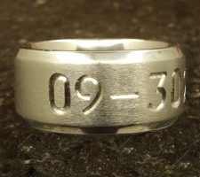 Beveled edge single line date only men’s titanium wedding ring