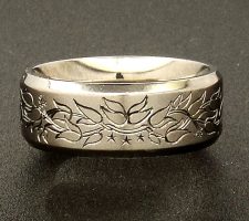 Winged lion ring with laurel leaves