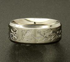 Winged lion ring with laurel leaves