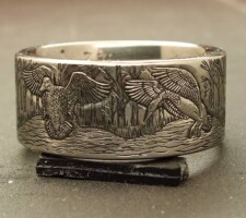 Relief engraved duck on duck band